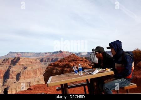 Les touristes asiatiques bénéficiant d'buffet indien nourriture à Guano Point sur le bord du grand canyon accueil de la nation Hualapai Arizona US Banque D'Images