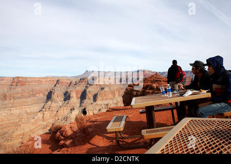 Les touristes asiatiques bénéficiant d'buffet indien nourriture à Guano Point sur le bord du grand canyon accueil de la nation Hualapai Arizona US Banque D'Images