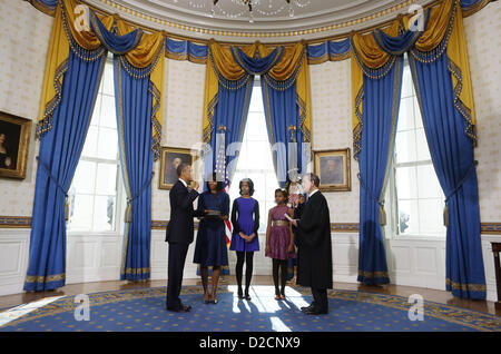 20 janvier 2013 - Washington, District of Columbia, États-Unis - Le président des États-Unis Barack Obama (L) prête le serment d'office du juge en chef de la Cour suprême des États-Unis JOHN ROBERTS (R) en tant que Première Dame Michelle Obama tient la bible et leurs filles Malia et Sasha (L-R) chercher sur dans la salle bleue de la Maison Blanche le dimanche. (Crédit Image : © Larry Downing/Piscine/cnp/Prensa Internacional/ZUMAPRESS.com) Banque D'Images