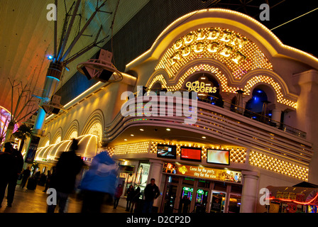 Lumières criardes lumineux Golden Nugget Casino Fremont Street Experience ancien centre-ville de Las Vegas de nuit Banque D'Images