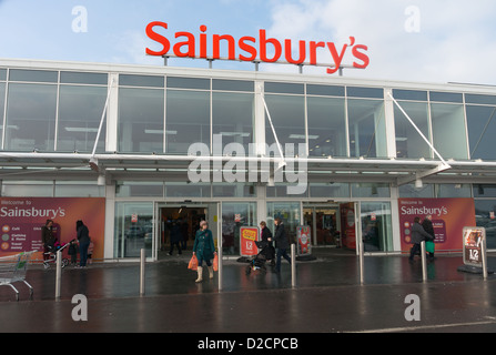 Les consommateurs à l'entrée de Sainsbury Superstore dans Washington North East England UK Banque D'Images