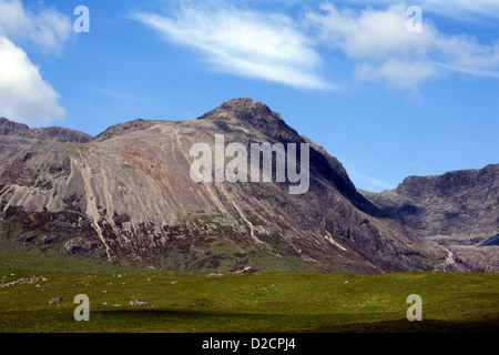 Une partie de la crête principale Cuillin y compris Sron na Ciche Sgurr Alasdair et Sgurr nan Eag du Rubh Dunain un sentier Banque D'Images