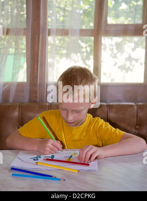 Jeune garçon dimensions tableau positif avec des crayons Banque D'Images