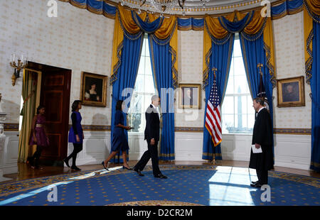 Président américain Barack Obama, suivi par la Première Dame Michelle Obama et ses filles Malia et Sasha entre dans la salle bleue de la Maison Blanche à Washington, D.C. pour prêter le serment d'office du juge en chef de la Cour suprême des États-Unis John Roberts, le 20 janvier 2013. .Crédit : Larry Downing / Piscine via CNP Banque D'Images