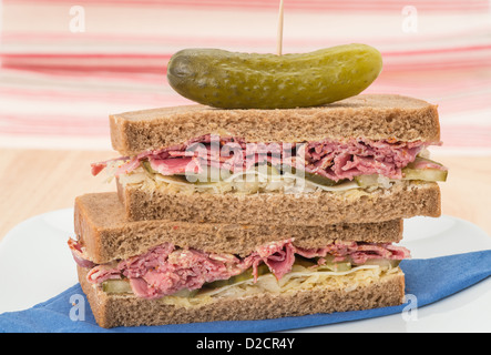 Un New York Deli sandwich au pastrami sur pain de seigle. Ce sandwich a tranches de pastrami, Emmental râpé, cornichon, moutarde Banque D'Images