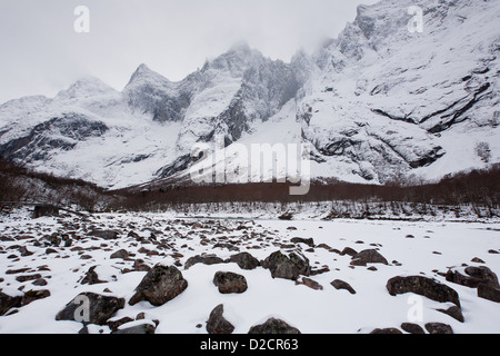 Les 3000 pieds sur le plan vertical (mur Troll centre supérieur) et les pics dans Trolltindane la vallée de Romsdalen, Møre og Romsdal (Norvège). Banque D'Images