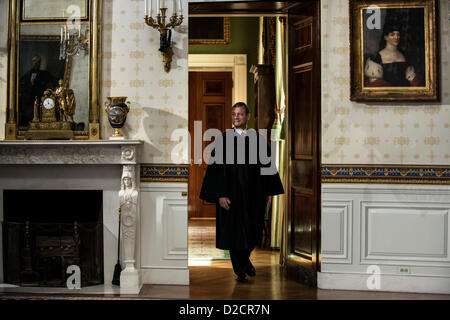 Cour suprême des Etats-Unis juge en chef John Roberts Jr. arrive à faire prêter le serment d'office au président américain Barack Obama dans la salle bleue de la Maison Blanche le 20 janvier 2013 à Washington, DC. Obama a prêté serment pour son deuxième mandat en tant que 44e président des États-Unis au cours de la 57e Cérémonie d'investiture mais aussi de participer à une cérémonie de prestation de serment lundi. .Crédit : Brendan Smialowski / Piscine via CNP Banque D'Images