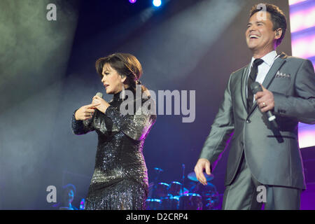 Donny et Marie Osmond à l'O2 Arena de Londres, au début de leur tournée britannique. C'est la première fois qu'ils ont tourné ensemble. Banque D'Images