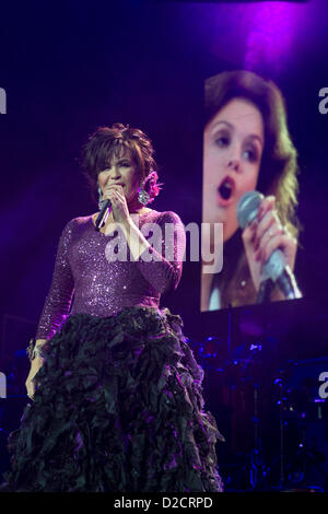 Marie Osmond en concert à l'O2 Arena au début de la tournée britannique avec son frère, Donny, n'est pas représenté ici. Banque D'Images