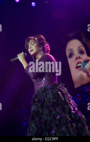 Marie Osmond en concert à l'O2 Arena au début de la tournée britannique avec son frère, Donny, n'est pas représenté ici. Banque D'Images