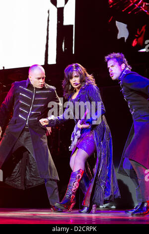 L'O2 Arena, London, UK. 20 Jan, 2013. Donny et Marie Osmond's UK Tour a commencé ce soir à l'O2 Arena. C'est la première fois la paire ont tourné ensemble. Marie est montré ici avec deux danseurs de l'émission. Banque D'Images