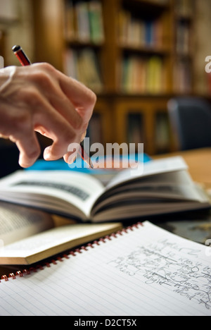 L'écriture des étudiants sur un cours d'écriture créative au West Dean College, Chichester, West Sussex, UK Banque D'Images