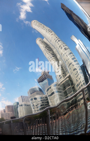 Skyline de la Défense mis en miroir sur la sculpture de Lim Dong-Lak à l'esplanade sud de la Défense à Puteaux, Paris Banque D'Images