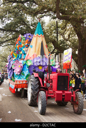 Tepee flotter dans le défilé de la confrérie Rex. Jour du Mardi Gras, La Nouvelle-Orléans. Banque D'Images