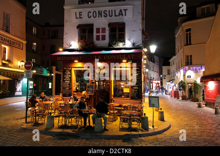Restaurant et café Le Consulat à Montmartre la nuit Banque D'Images