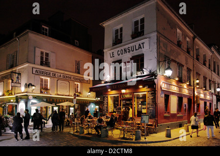 Café Le Consulat à Montmartre la nuit Banque D'Images