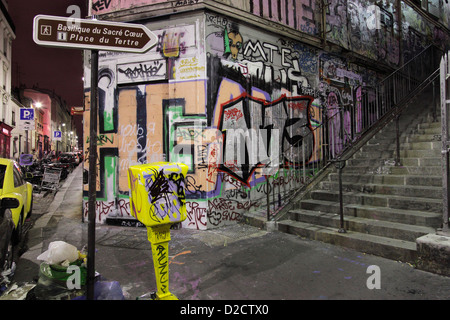 Graffiti sur un mur de la maison à Montmartre la nuit Banque D'Images