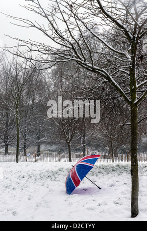 Union Jack parapluie dans la neige St James Park Londres Angleterre Grande-bretagne UK Banque D'Images