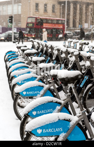 Boris bikes sous la neige dans la région de Elephant and Castle Londres Angleterre Grande-bretagne UK Banque D'Images