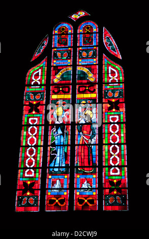 Le vitrail avec l'image de Saint Aubert et St.Michel dans cathédrale de Fougères, France Banque D'Images