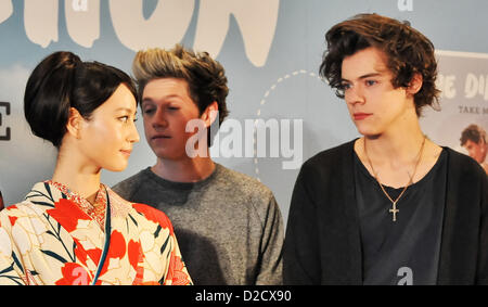 Niall Horan, Harry Styles, Maki Horikita, Jan 18, 2013 : Niall Horan, Harry Styles, des One Direction, Maki Horikita, 18 janvier 2013, Tokyo, Japon :(L-R), actrice Maki Horikita, Niall Horan et Harry Styles de One Direction assister à une conférence de presse à Tokyo, Japon, le 18 janvier 2013. (Photo de bla) Banque D'Images