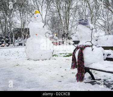 Redland vert, Bristol, Royaume-Uni, deux bonhommes de neige dans la région de Park, l'un a été construit sur un banc de parc, Samedi 19 Janvier 2013 Banque D'Images