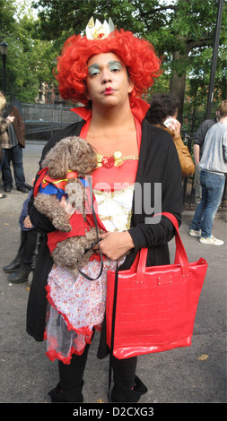 À l'investiture au chien Halloween Parade à Tompkins Square Park à Manhattan, 2011. Banque D'Images