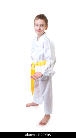 Jeune garçon portant l'uniforme de taekwondo, ceinture jaune Banque D'Images