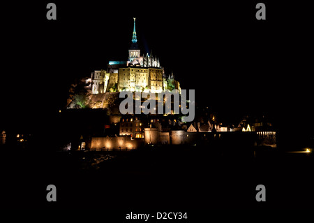 Mont Saint-Michel dans la nuit, éclairé Banque D'Images