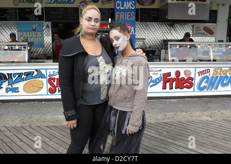 Halloween Coney Island Children's Parade, 2012. Mère et fille adolescente hispanique en costumes gothiques. Banque D'Images