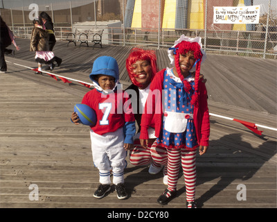 1St annual Halloween Coney Island Children's Parade sur la promenade à Coney Island à Brooklyn, 2010. Banque D'Images