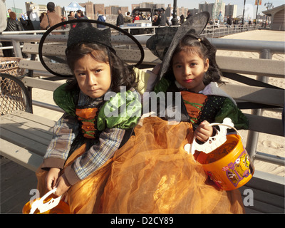 1St annual Halloween Coney Island Children's Parade sur la promenade à Coney Island à Brooklyn, 2010. Banque D'Images