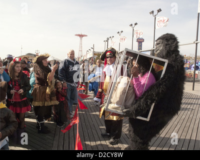 1St annual Halloween Coney Island Children's Parade sur la promenade à Coney Island à Brooklyn, 2010. Banque D'Images