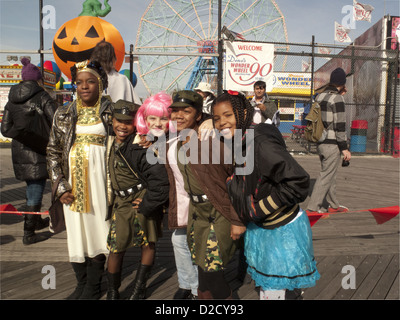 1St annual Halloween Coney Island Children's Parade sur la promenade à Coney Island à Brooklyn, 2010. Banque D'Images