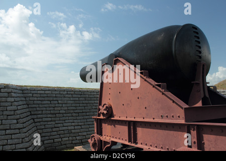 Canons donnent sur le port de Charleston, Caroline du Sud, USA des murs de Fort Moultrie sur Sullivans Island Banque D'Images