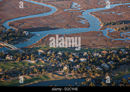 Le cours de la rivière aérienne montrant sur Kiawah Island, Caroline du Sud. Banque D'Images