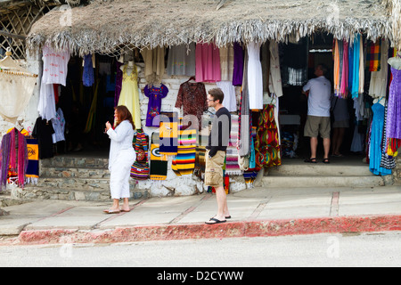 Les touristes du shopping et du tourisme à Todos Santos, Mexique Banque D'Images