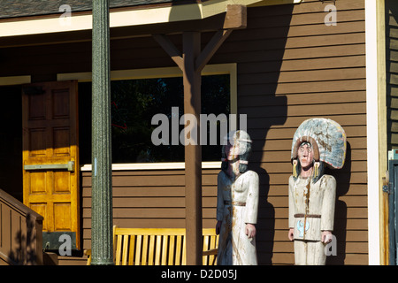 Sculptures amérindiennes en bois sur le porche d'un restaurant à Summerland, près de Santa Barbara, Californie Banque D'Images