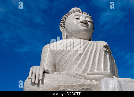 Le Grand Bouddha dans Maravichai la posture faite d'Albâtre Birman, Chalong, Phuket, Thailande Banque D'Images