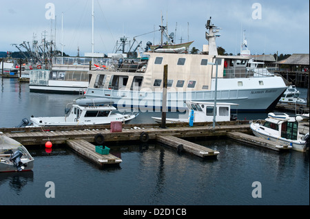 Vue sur le port et les quais de Croissant montrant la flotte de pêche, Sitka, Alaska, USA Banque D'Images