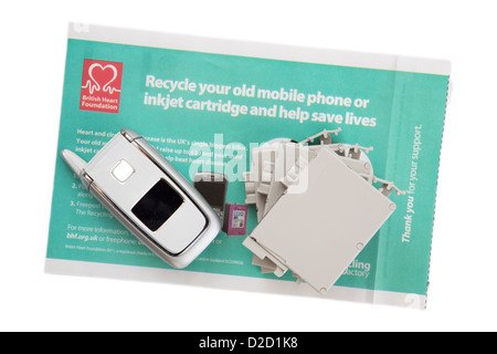 Enveloppe British Heart Foundation pour l'affichage d'anciens téléphones mobiles et cartouches d'encre pour le recyclage isolées sur fond blanc. Angleterre Royaume-Uni Banque D'Images