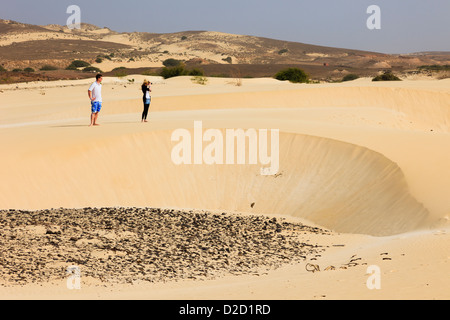 Deux touristes photographiant le désert de sable à Deserto de Viana, Boa Vista, Cap Vert, Afrique. Banque D'Images