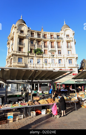 Le populaire marché de la libération dans le nord de la ville de Nice Banque D'Images