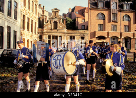 Belgique, Bruges. Défilé de jour de l'Armistice, Marching Band Banque D'Images