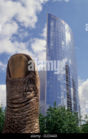 France, Paris. La Défense. Le pouce (Sculpture de pouce, par Cesar). Banque D'Images