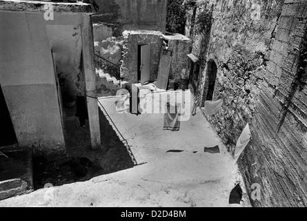 Femme palestinienne balayer sa cour à Um al-Fahm une ville arabe dans le district de Haïfa, Israël Banque D'Images