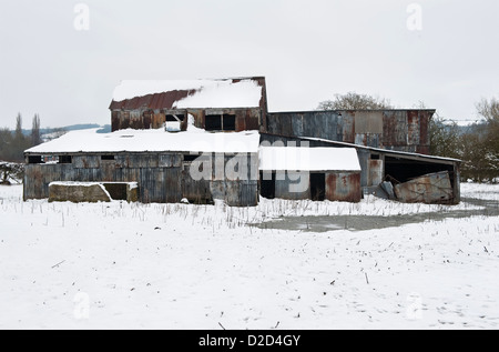 Une ancienne ferme en fonte ondulée recouverte de neige en hiver, Herefordshire, Royaume-Uni Banque D'Images