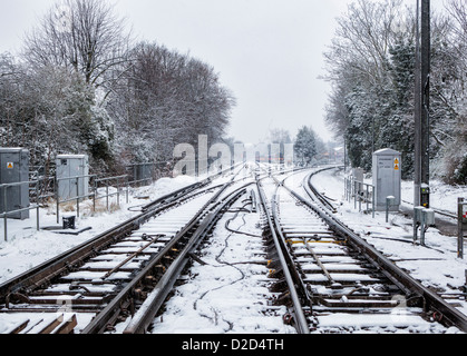 La neige a couvert des lignes de chemin de fer à la gare ferroviaire de l'ensemble Strawberry Hill après une chute de neige en hiver sur les pistes de neige <- Grand Londres, UK Banque D'Images