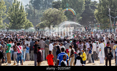 ADDIS ABEBA, Ethiopie- 19 janvier : de l'eau Saint pulvérisé sur des milliers de personnes qui fréquentent les célébrations de l'Epiphanie, Timket, commémorant le baptême de Jésus dans la rivière de Jordanie, le 19 janvier 2013 à Addis-Abeba. Banque D'Images