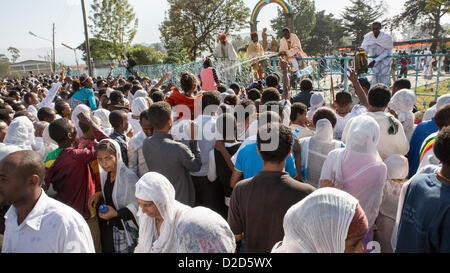 ADDIS ABEBA, Ethiopie- 19 janvier : de l'eau Saint pulvérisé sur des milliers de personnes qui fréquentent les célébrations de l'Epiphanie, Timket, commémorant le baptême de Jésus dans la rivière de Jordanie, le 19 janvier 2013 à Addis-Abeba. Banque D'Images